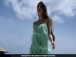 Mouni Roy समंदर किनारे स्टाइलिश अंदाज में वॉक करती आईं नजर, वायरल हुआ Video Mouni Roy समंदर किनारे स्टाइलिश अंदाज में वॉक करती आईं नजर, वायरल हुआ Video