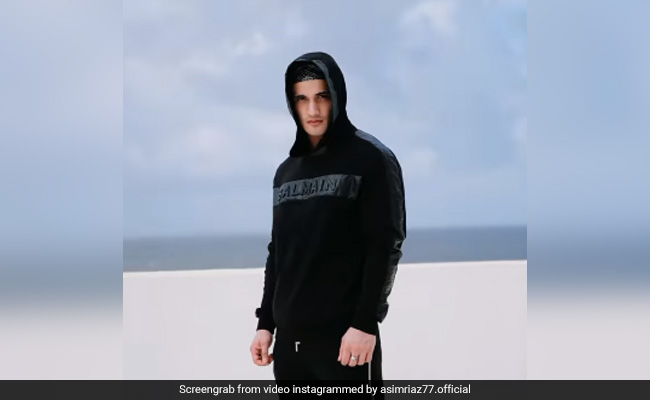बीच किनारे आसिम रियाज ने 'बिल्ट इन पेन' रैप सॉन्ग पर दिखाया स्वैग, वायरल हुआ Video