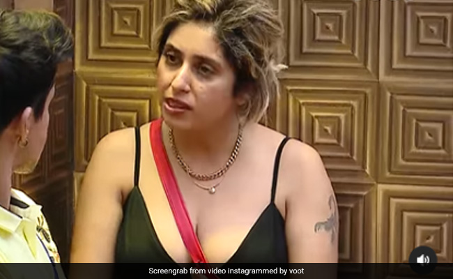 <i>Bigg Boss OTT</i>: Neha Bhasin Throws Shoe At Her "Connection" Pratik Sehajpal