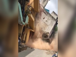 कैमरे में कैद : बेंगलुरु में 1962 में बनी इमारत भरभराकर गिरी, रौंगटे खड़े कर देगा VIDEO कैमरे में कैद : बेंगलुरु में 1962 में बनी इमारत भरभराकर गिरी, रौंगटे खड़े कर देगा VIDEO