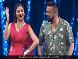 शिल्पा शेट्टी ने 'आइला रे' सॉन्ग पर संजय दत्त के साथ किया टपोरी डांस, बार-बार देखा जा रहा video शिल्पा शेट्टी ने 'आइला रे' सॉन्ग पर संजय दत्त के साथ किया टपोरी डांस, बार-बार देखा जा रहा video