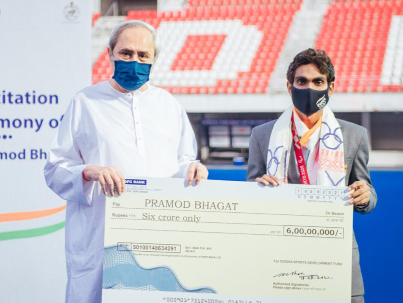 Odisha CM Naveen Patnaik Presents Cash Award To Paralympian Pramod Bhagat