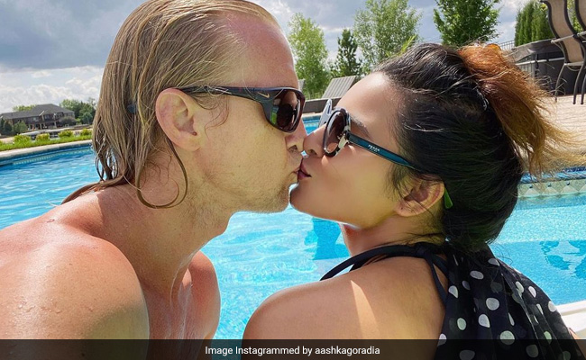 In Which Aashka Goradia And Brent Goble Answer 13 "Embarrassing" Questions. Guess Who Showers Less?