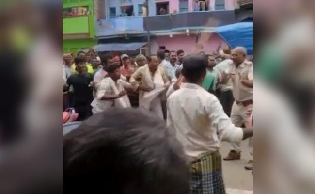 VIDEO: सड़क जाम कर रहे किसानों का समझाने पहुंचे दारोगा तो लोगों ने कर दी पिटाई