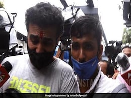 जेल से 2 महीने बाद रिहा हुए राज कुंद्रा, माथे पर तिलक और हाथ में पोटली लिए आए नजर...देखें Photos जेल से 2 महीने बाद रिहा हुए राज कुंद्रा, माथे पर तिलक और हाथ में पोटली लिए आए नजर...देखें Photos