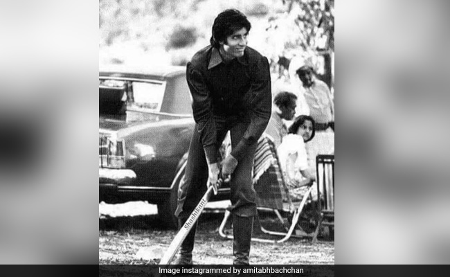 Throwback To When Amitabh Bachchan Played Cricket On <I>Mr Natwarlal</i> Set. But The Bat Was...