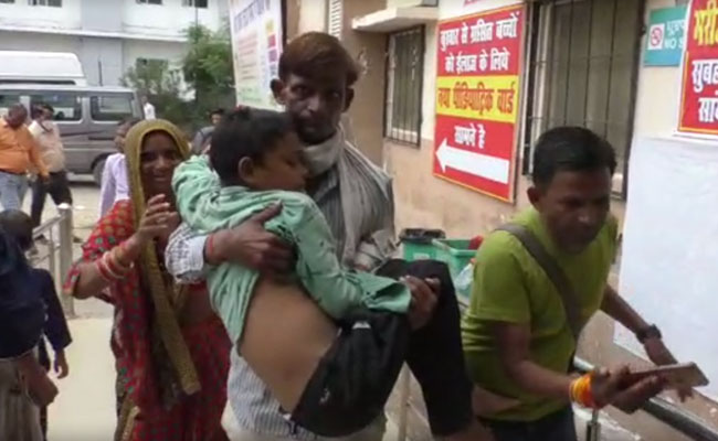 यूपी के फिरोजाबाद में थम नहीं रहा डेंगू का कहर, बीमार बच्चों से भरे पड़े हैं अस्पताल