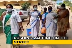 Watch: Not <i>Sabzi</i> Vendors. These Women Make Door-To-Door Push For Vaccines Watch: Not <i>Sabzi</i> Vendors. These Women Make Door-To-Door Push For Vaccines