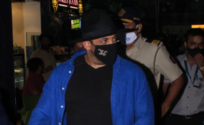 Salman Khan Flew Back To Mumbai After <I>Tiger 3</i> Schedule, The Internet Noticed This Tiny Detail About His Mask