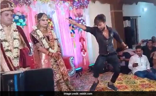 दूल्हा-दुल्हन के सामने स्टेज पर लड़का कर रहा था सलमान खान वाला डांस, करने लगा ऐसी हरकतें, देखते रह गए लोग - देखें Video