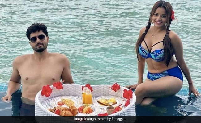 मोनालिसा ने बीच समंदर में पति संग किया ब्रेकफास्ट, शेयर की खूबसूरत Photos