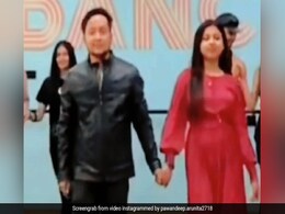 पवनदीप राजन और अरुणिता कांजीलाल ने 'ओम शांति ओम' गाने पर की कैटवॉक, यूं  हाथों में हाथ डाले आए नजर पवनदीप राजन और अरुणिता कांजीलाल ने 'ओम शांति ओम' गाने पर की कैटवॉक, यूं  हाथों में हाथ डाले आए नजर