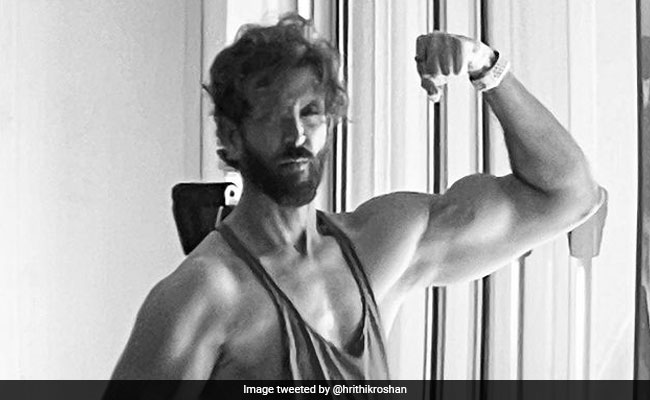 Hrithik Roshan ने डोले दिखाते हुए शेयर की फोटो, बोले- बॉलीवुड बाइसेप की जय...