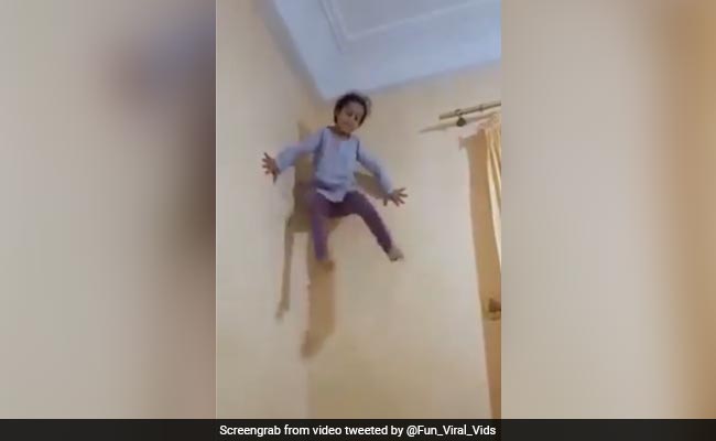 Spider Man की तरह दीवार पर चढ़ जाती है ये बच्ची, बिना डरे करती है खतरनाक स्टंट, लोग बोले- स्पाइडर मैन की बेटी है