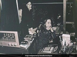 करीना कपूर और करिश्मा कपूर की थ्रोबैक फोटो आई सामने, सैफ अली खान ने खींची Photo करीना कपूर और करिश्मा कपूर की थ्रोबैक फोटो आई सामने, सैफ अली खान ने खींची Photo