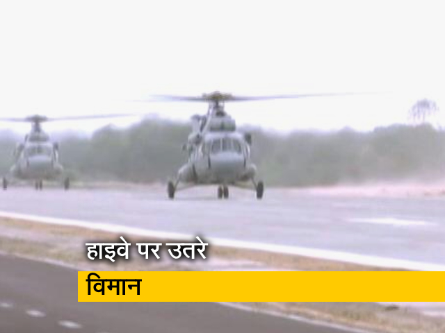 राजस्‍थान: बाड़मेर के नेशनल हाइवे पर उतरा लड़ाकू विमान, राजनाथ-गडकरी विमान में थे सवार