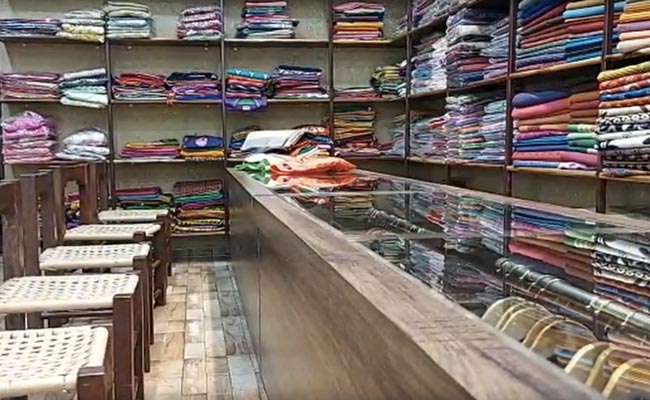 Madhya Pradesh: महेश्वरी साड़ी उद्योग पर कोरोना की मार, मजदूरी करने और सब्जी बेचने को मजबूर बुनकर