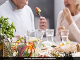 World Food Safety Day: क्या है खाना खाने का सही तरीका? सेहतमंद रहने के लिए क्या खाएं और क्या नहीं... World Food Safety Day: क्या है खाना खाने का सही तरीका? सेहतमंद रहने के लिए क्या खाएं और क्या नहीं...