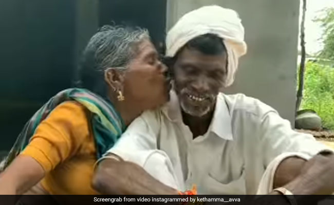 दादी ने बगल में बैठे दादा को चुपके से कर लिया Kiss, तो शरमा गए दादा, लोग बोले- सच्चा प्यार कभी खत्म नहीं होता - देखें Video