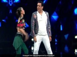 सुपर डांसर के सेट पर गोविंदा ने कंटेस्टेंट के साथ 'अंखियों से गोली मारे' सॉन्ग पर किया जोरदार डांस, Video वायरल सुपर डांसर के सेट पर गोविंदा ने कंटेस्टेंट के साथ 'अंखियों से गोली मारे' सॉन्ग पर किया जोरदार डांस, Video वायरल