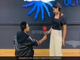 पवनदीप ने घुटनों पर बैठ अरुणिता को किया प्रपोज, फैन्स के यूं आए रिएक्शन...देखें Video पवनदीप ने घुटनों पर बैठ अरुणिता को किया प्रपोज, फैन्स के यूं आए रिएक्शन...देखें Video