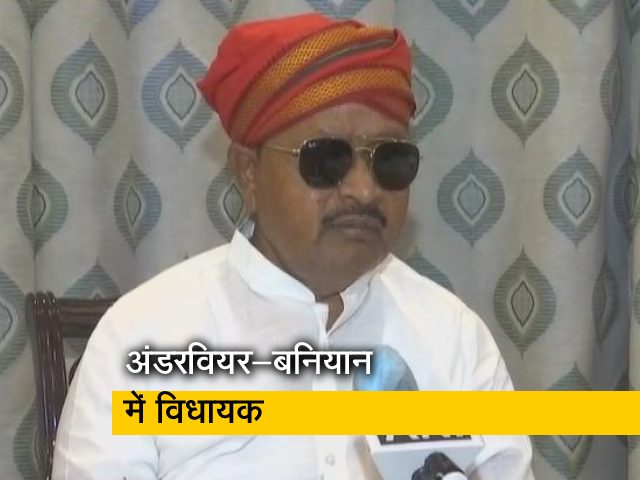 अंडरवियर-बनियान पहनकर घूमते दिखे बिहार के JDU विधायक, तेजस पटना राजधानी ट्रेन की घटना