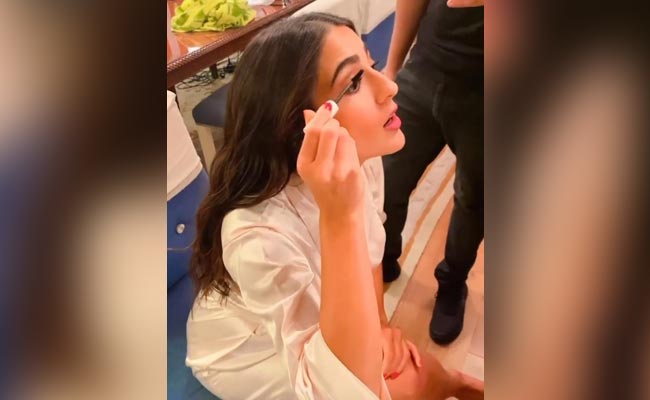 सारा अली खान ने मेकअप करते हुए शेयर किया Video, फैन्स बोले- क्या बात है...