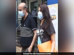 Rhea Chakraborty पिता संग पहुंचीं बैंक, कैमरामैन को देख किया ऐसा- देखें Video Rhea Chakraborty पिता संग पहुंचीं बैंक, कैमरामैन को देख किया ऐसा- देखें Video