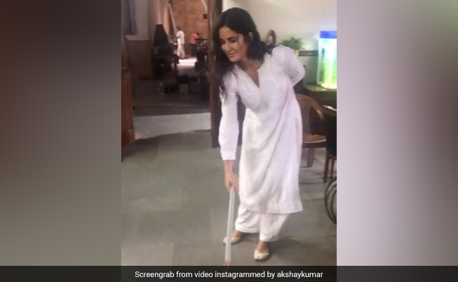 Katrina Kaif ने 'सूर्यवंशी' की शूटिंग के दौरान झाड़ू से की थी Akshay Kumar की पिटाई, देखें Video