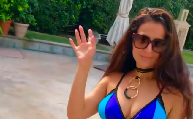 टू-पीस और काला चश्मा पहन अमीषा पटेल ने किया स्टाइलिश वॉक, फैन्स बोले- लव यू सकीना...देखें Video