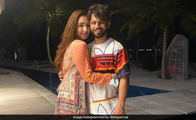 एयरपोर्ट पर रोमांटिक हुए दिशा परमार और राहुल वैद्य, वायरल हुआ Video