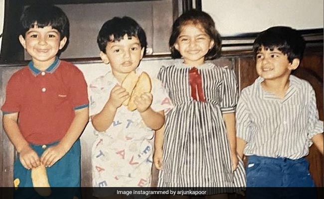 In Which Sonam Kapoor, Arjun And Cousins Steal Our Hearts Away In Just One Pic