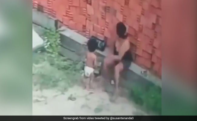 बच्चे पर अचानक गिरी दीवार, तो मां ने Super Woman बनकर बचाई उसकी जान, लोग बोले- भगवान से भी बड़ी है मां - देखें Video