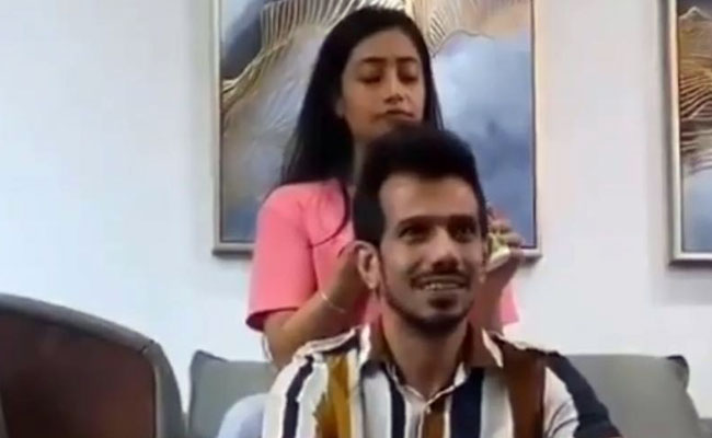 पत्नी धनाश्री वर्मा से चंपी करवाते नजर आए युजवेंद्र चहल, फैन्स बोले- भाई थोड़ा खाया पिया करो...देखें वीडियो