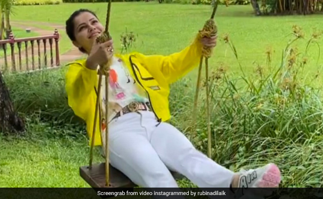 झूले पर यूं लंबी उड़ान भरती दिखीं रुबीना दिलैक, फैंस बोले- डाइटिंग कर रही हो कहीं उड़ी ही मत जाना...