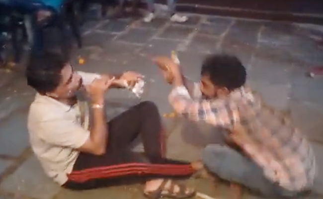 Video: पंचायत भवन में नागिन डांस, युवकों ने लगाए ठुमके, सचिव को नोटिस