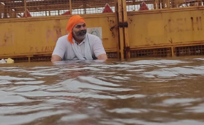 Farmer Leader Rakesh Tikait Stages Protest On Waterlogged Road At Delhi Border