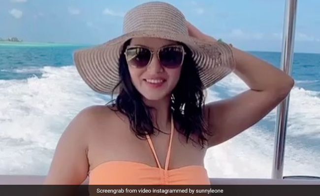 सनी लियोन ने समंदर में उठाया बोट राइड का लुत्फ, बार-बार देखा जा रहा Video