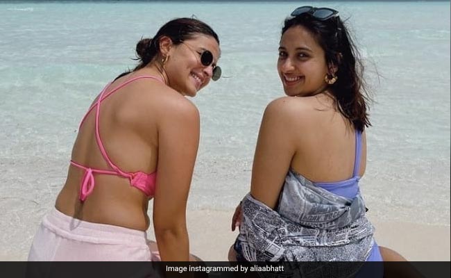 Alia Bhatt दोस्त संग समंदर किनारे यूं इंजॉय करती आईं नजर, इंटरनेट पर वायरल हुई Photos