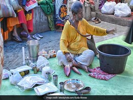 Pitru Paksha 2021: पितृ पक्ष में जरूर करें इन चीजों का दान, पितर होंगे प्रसन्न Pitru Paksha 2021: पितृ पक्ष में जरूर करें इन चीजों का दान, पितर होंगे प्रसन्न