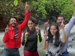 जेनेलिया डिसूजा ने पति रितेश देशमुख और दोस्तों के साथ झरने के नीचे यूं की मस्ती, देखें वायरल Video