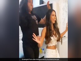 निया शर्मा का बेली डांस वीडियो वायरल, दोस्त के साथ यूं चिल करती आईं नजर, देखें Video निया शर्मा का बेली डांस वीडियो वायरल, दोस्त के साथ यूं चिल करती आईं नजर, देखें Video