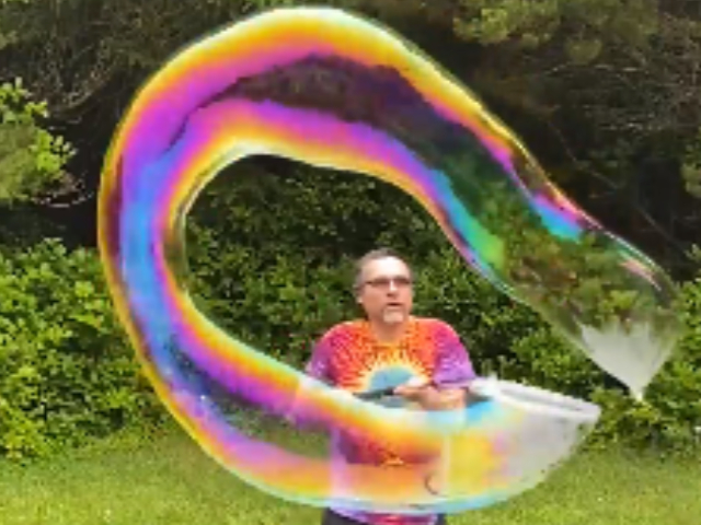 पानी के बुलबुले से शख्स ने बना डाला विशालकाय सांप