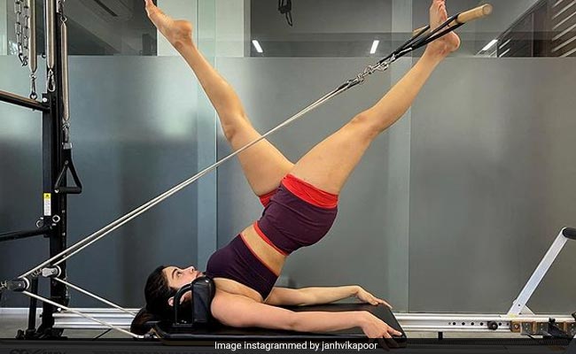 जान्हवी कपूर की फिटनेस का राज है Pilates, आप भी इसे अपने फिटनेस रूटीन में करें शामिल, कुछ ही दिन में हो जाएंगे फिट