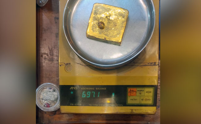 33 लाख की जीन्स !...बेल्ट लगाने वाली जगह पर छिपाकर लाया सोना, वाराणसी एयरपोर्ट पर पकड़ा गया यात्री