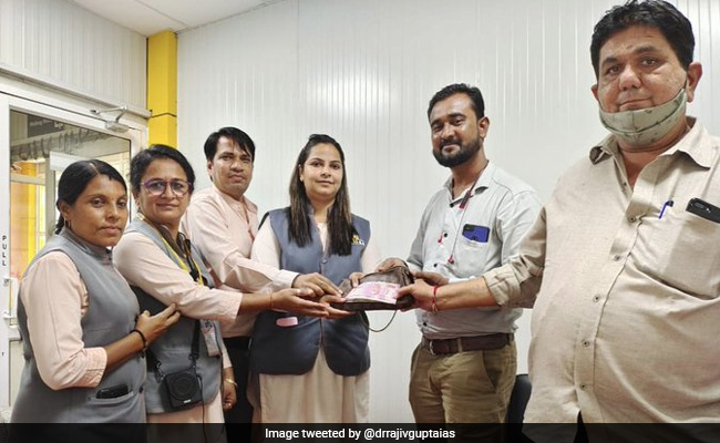 Statue Of Unity Guides Return Tourist's Purse Containing Rs 70,000 Cash
