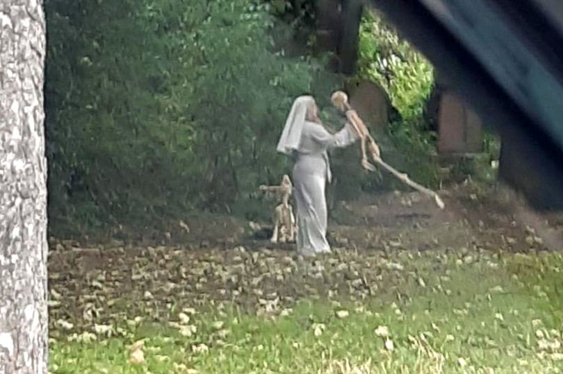 कंकालों के साथ श्मशान में ख़ुश हो कर नाच रही थी ये नन, खौफनाक नज़ारा देखने के बाद डर गए लोग