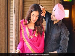 रोहनप्रीत सिंह का जैस्मिन भसीन के साथ रोमांटिक फोटो वायरल, यूं बाल संवारते आए नजर रोहनप्रीत सिंह का जैस्मिन भसीन के साथ रोमांटिक फोटो वायरल, यूं बाल संवारते आए नजर