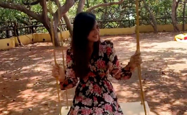 श्वेता तिवारी ग्लैमरस लुक में खिलखिलाकर हंसते हुए झूला झूलती आईं नजर, वायरल हुआ Video