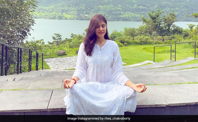 हसीन नजारों के बीच योग करती नजर आईं रिया चक्रवर्ती, फैन्स बोले- इतनी खूबसूरती...